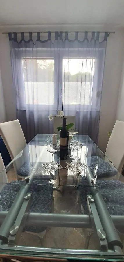 Appartement Daisy à Pula 0*,